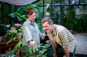 Fanny (Johanna Graen, l.) freut sich, dass Marlon (Frederik Bott, r.) ihren Pflanzen-Spleen ernst nimmt. Fanny (Johanna Graen, l.) freut sich, dass Marlon (Frederik Bott, r.) ihren Pflanzen-Spleen ernst nimmt.
