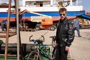 Henk Cassens (Maxim Mehmet) hat gute Gr&uuml;nde daf&uuml;r, aktuell mit dem Dienstrad unterwegs zu sein.