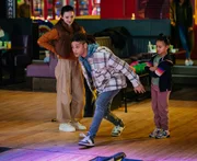 Fergus (Rohan Nedd) bereitet gemeinsam mit seiner Freundin Lola (Rose O'Neill, l.) seine kleine Schwester Liberty (Rosa Willow Lee) beim Bowlen auf ihr erstes Treffen mit ihrer Mutter vor. Ob das klappt?
