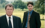 In der scheinbar idyllischen Grafschaft Midsomer begegnen Inspector Barnaby (John Nettles, l.) und Sergeant Troy (Daniel Casey, r.) selten friedvolle Menschen.