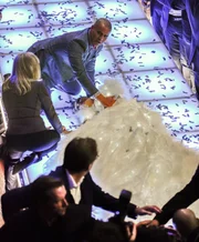 Modedesignerin Nella (Paulina Porizgova, r.) tr&auml;gt ihre Kollektion selbst zur Schau. Doch jemand hat ihr Kleid mit Arsen vergiftet und sie bricht zusammen. Chunk (Chris Jackson, l.) eilt zur Hilfe, doch es ist schon zu sp&auml;t ...