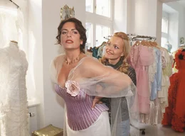Trotz des guten Rates ihrer Freundin Beate (Julia Blankenburg) zw&auml;ngt die S&uuml;&szlig;igkeiten nicht abgeneigte Zuckerb&auml;ckerin Julia (Christine Neubauer, li.) sich in ein viel zu enges Hochzeitskleid.