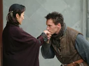 Der britische Reporter George Hogg (Jonathan Rhys Meyers) bedankt sich bei Mrs. Wang (Michelle Yeoh) f&uuml;r ihre selbstlose Hilfe.