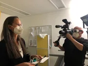 Ausgestattet mit Maske und Laser-Schutzbrille f&uuml;r Untersuchungen zum Fettgewebe im Muskel arbeitet Susanna Hofmann (Helmholtz Munich), mit Wissenschaftlern der TUM zusammen.
