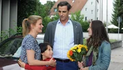 Florian (Max von Thun) und seine  beiden Kinder Sarah (Alexandra von Giese, rechts) und Leon (Yanis Scheurer) ahnen noch nicht, dass Mia (Mira Bartuschek, links) Polizistin werden will.