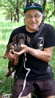 Tr&uuml;ffelsucher Gerard Blaye mit Dackelh&uuml;ndin Myla und Fundst&uuml;ck.