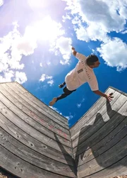 Parkours-K&uuml;nstler Andreas Haug &uuml;berwindet mit seinem K&ouml;rper per Salto, Schraube und Sprung im Weg stehende Barrieren efffizient.