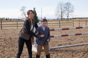 "Heartland - Paradies f&uuml;r Pferde", Folge "Gewissensbisse." Beim Sch&uuml;lerspringturnier hat sich Spartan bei seinem Sturz schwer verletzt. Im Bild (v.li.): Michelle Morgan (Samantha Louise 'Lou' Fleming), Alisha Newton (Georgie).