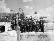 Gesch&uuml;tz und Bedienungsmannschaft einer schweren K&uuml;stenbatterie in Schleswig-Holstein w&auml;hrend des Krieges von 1870/71.