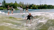 Auf der k&uuml;nstlichen Welle in Langenfeld. Hier kann man surfen lernen, ohne ans Meer zu fahren.