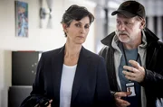 FBI-Agentin Maggie Griffin (Carrie-Anne Moss) bleibt durch Nils Hammer (Mads Ousdal) auf dem Laufenden.