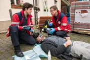 Als Robin (Moritz Otto, M.) plötzlich zu krampfen beginnt, müssen Ben Ahlbeck (Philipp Danne,l.) und Elias Bähr (Stefan Ruppe, r.) so schnell wie möglich handeln! Doch ausgerechnet in diesem Moment, sind sich die beiden besten Freunde uneins. Als Robin (Moritz Otto, M.) plötzlich zu krampfen beginnt, müssen Ben Ahlbeck (Philipp Danne,l.) und Elias Bähr (Stefan Ruppe, r.) so schnell wie möglich handeln! Doch ausgerechnet in diesem Moment, sind sich die beiden besten Freunde uneins.