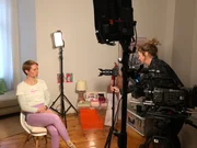 L&Atilde;&curren;uferin Steffi Platt, Gr&Atilde;&frac14;nderin von &acirc;&euro;žFierce Run Force&acirc;&euro;&oelig;, bei Dreharbeiten in ihrer Berliner Wohnung.