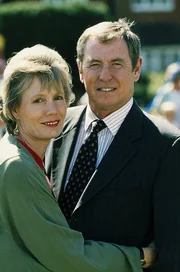 Inspector Barnaby (John Nettles, r.) und seine Frau Joyce (Jane Wymark, l.) haben sich die alte St. Michaels Kirche in Badger's Drift ausgesucht, um ihr Ehegel&uuml;bde zu erneuern.