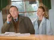 MDR Fernsehen IN ALLER FREUNDSCHAFT FOLGE 66, "Der Chef", am Mittwoch (02.05.12) um 12:30 Uhr. Prof. Simoni (Dieter Bellmann, li.) und Oberschwester Ingrid (Jutta Kammann, re.) sind  in den Urlaub gefahren. Telefonisch erkundigt sich der Professor, ob in der Sachsenklinik alles bestens ist.