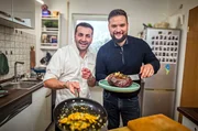 Spitzenkoch Ali G&uuml;ng&ouml;rm&uuml;s und Christian Berdi (re.).
