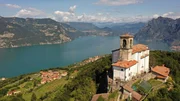 Iseo-See - Kirche auf dem Gipfel der Binneninsel Monte Isola.
