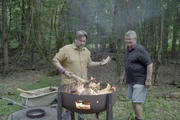 J&uuml;rgen Csencsits mit Vater beim Grillen