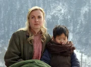 Die amerikanische Sanit&auml;terin Lee Pearson (Radha Mitchell) k&uuml;mmert sich um ein Waisenkind.