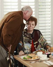 Frank Kaminsky (Larry Hagman, l.); Stella Wingfield (Polly Bergen, r.)