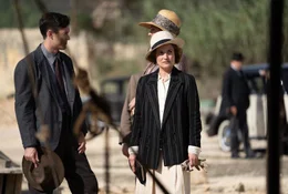 Max Mallowan (li., Jonah Hauer-King) und Agatha Christie (re., Lyndsey Marshal).