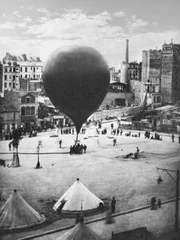 Aufstieg des Hei&szlig;luftballons "Le Neptune" von der Place Saint-Pierre in Montmartre, Paris.