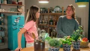 Lilly (Lilou R&ouml;der) zieht nach einem Streit mit ihrer Mutter bei Carla (Maria Fuchs, r) ein.