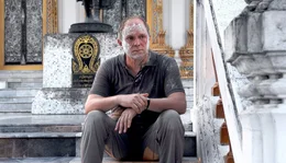 Von seiner Reise gezeichnet: Das Leben von Holger (Ulrich Tukur) ger&auml;t aus der Bahn.