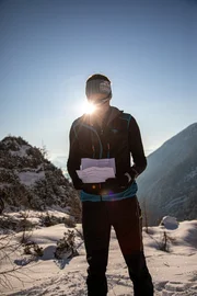 Anton Brandauer (ehem. Feuerwehrfunktion&auml;r) im Sonnenlicht mit einer Karte in der Hand