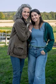 Del Landry (Andie MacDowell, l.) und Alice Dhawan (Sadie Laflamme-Snow, r.)