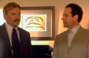 Der Anwalt Lou Pratt und seine Assistentin werden abends in ihrem B&uuml;ro ermordet. Captain Leland Stottlemeyer (Ted Levine, l.) bittet Monk (Tony Shalhoub, r.) um Hilfe bei den Ermittlungen.