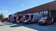 Feuerwehrfahrzeuge parken vor der Garage Feuerwehrfahrzeuge parken vor der Garage
