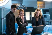 Agent Miller (Robbie Amell, l.), Agent Einstein (Lauren Ambrose, M.) und Scully (Gillian Anderson, r.) m&uuml;ssen schnell handeln, wenn sie die Ausrottung der beinahe gesamten Menschheit verhindern wollen ...