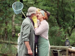 Henrike (Bettina Kupfer) versucht frischen Wind in ihr Eheleben mit Fred (Peter Sattmann) zu bringen.