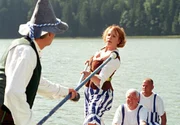 Ehestreit, einmal anders ausgetragen: Fred (Peter Sattmann, li.) und Henrike (Bettina Kupfer) "duellieren" sich beim traditionellen "Fischerstechen".