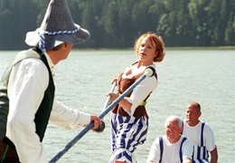 Ehestreit, einmal anders ausgetragen: Fred (Peter Sattmann, li.) und Henrike (Bettina Kupfer) "duellieren" sich beim traditionellen "Fischerstechen".