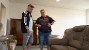 Damian (re.) und sein Partner Lukas (li.) sind derweil in Rostock-Schutow im An- und Verkauf unterwegs. Sie wollen Damians Wohnung renovieren und neue M&ouml;bel besorgen.