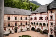 Aufnahme vom Innenhof des Schloss Tratzberg zwischen Jenbach und Schwaz im Inntal