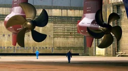 Das Kreuzfahrtschiff erreicht eine Spitzengeschwindigkeit von gut 45 Stundenkilometern. F&uuml;r seinen Antrieb sorgen drei gro&szlig;e Edelstahlpropeller, die unter dem Rumpf des Schiffes angebracht sind. Diese wurden im M&auml;rz 2016 auf die Antriebsgondeln montiert. Jeder der Propeller hat einen Durchmesser von mehr als sechs Metern und wiegt rund 26 Tonnen.