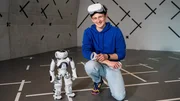 Checker Julian mit Roboter NAO im Zukunftsmuseum N&uuml;rnberg