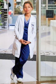 Dr. Claire Browne (Antonia Thomas)