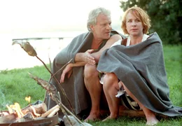 Ende gut, alles gut: Nachdem sie bei ihrem "Duell" beide im Wasser gelandet sind, haben Fred (Peter Sattmann) und Henrike (Bettina Kupfer) endlich wieder einen klaren Kopf bekommen.