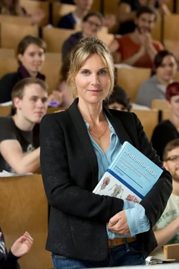 Catrin (Nele Mueller-St&ouml;fen) im H&ouml;rsaal.