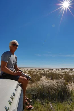 Produzent und Regisseur Mike Birkhead w&auml;hrend der Strau&szlig;en-Recherche in der Etosha Pfanne in Namibia.  +++ Die Verwendung des sendungsbezogenen Materials ist nur mit dem Hinweis und Verlinkung auf RTL+ gestattet. +++