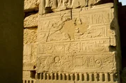 Flachrelief mit Hieroglyphenschrift im Tempel von Abu Simbel