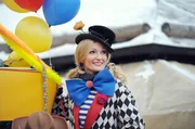 Fasching in M&uuml;nchen: Auf dem Viktualienmarkt und Moni Riemerschmidt (Monika Gruber) ist mittendrin.
