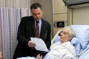 Detective Goren (Vincent D'Onofrio, l.) befragt den verletzten Star-Physiker John Manotti (Austin Pendleton) im Krankenhaus.