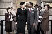 Ruth Williams (Rosamund Pike, 3.v.l.) und Seretse Khama (David Oyelowo, M.) haben im engsten Freundeskreis geheiratet. Zu den G&auml;sten geh&ouml;ren Muriel (Laura Carmichael, 2.v.l.) und Charles (Arnold Oceng, 2.v.r.).