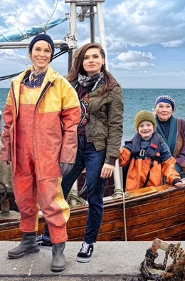 In einem Fischerdorf an der Ostsee betreibt Heddi (Anneke Kim Sarnau, li.) einen immer schwieriger werdenden Dorschfang. Da taucht nach langer Funkstille &uuml;berraschend ihre Tochter Eva (Zoe Moore, 2. v. li.) mit dem 10-j&auml;hrigen Enkel Jannis (Lewe Wagner, 2. v. re.) anl&auml;sslich Oma Lores (Jutta Wachowiak) Geburtstag auf.