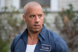 Dom (Vin Diesel) denkt &uuml;ber Hobbs' Vorschlag nach: Wenn es ihm und seinem Team gelingt, den Gangster Shaw zu fassen, werden ihnen alle Straftaten vergeben und sie k&ouml;nnten wieder in die USA zur&uuml;ckkehren...